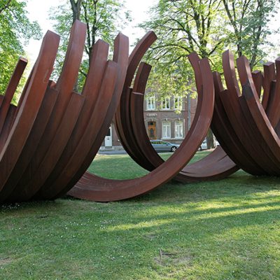 Sculpture monumentale de Bernar Venet