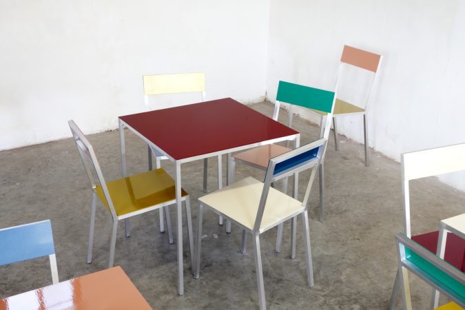 Chair 2 – Alu table 70/70, Muller Van Severen. Foto © Fien Muller