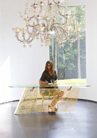 Gold Graph - Desk, extra clear glass, curved and embedded with gold leaf 74 x 220 x 80 cm © Xavier Lust