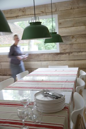 Un matin dans les bois - salle laissée libre aux hôtes pour y déjeuner ou diner librement 