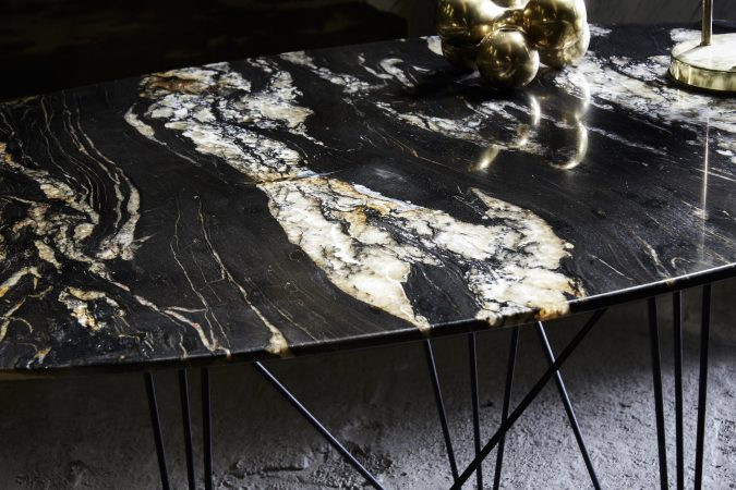 SUNNY SIDE UP_TABLE DE SALLE A MANGER_PIETEMENT NOIR_PLATEAU GRANIT VIRGINIA BLACK 