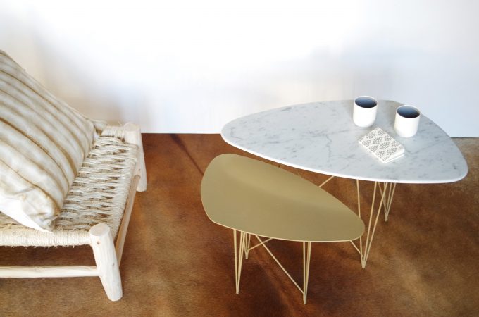 SUNNY SIDE UP_TABLES D'APPOINT PAR 2_PIETEMENTS DORES_PLATEAUX MARBRE BLANC ET METAL DORE (2)