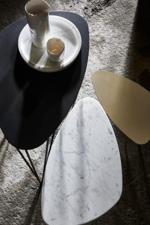 SUNNY SIDE UP_TABLES D'APPOINT PAR 3_PIETEMENTS DORES_PLATEAUX MARBRE BLANC ET METAL NOIR ET DORE